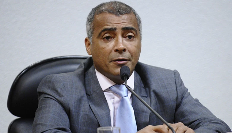 Romário tomou decisão após reunião com líderes de seu partido.