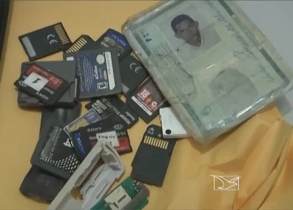 Estojo que foi entregue à polícia continha cartões de memória, jogos eletrônicos e o RG de Nilson Rodrigues. Foto: Reprodução / TV Mirante