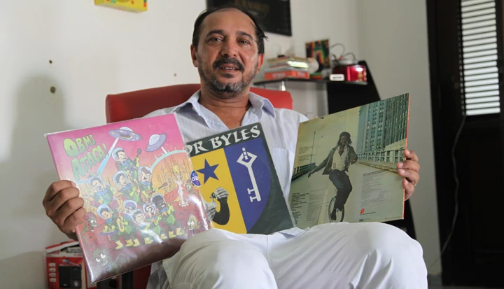 Produtor exibe alguns dos discos favoritos. Foto: Ana Beatriz Santos / Imirante.com.