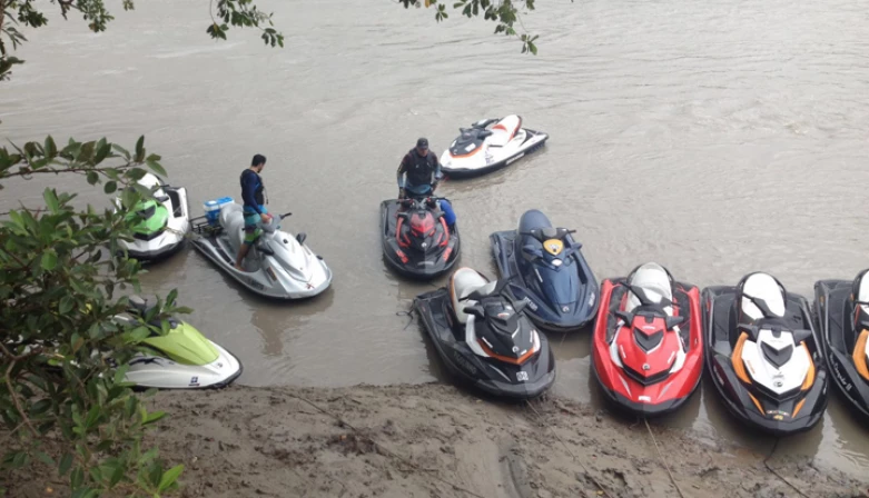 Equipe do Clube do Jet Ski dá apoio às buscas.