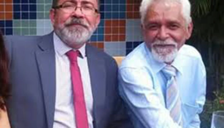 João Madson de camisa branca ao lado do irmão Delmo. O músico que deixou como legado a sua identidade nordestina e a irreverência ao compor.