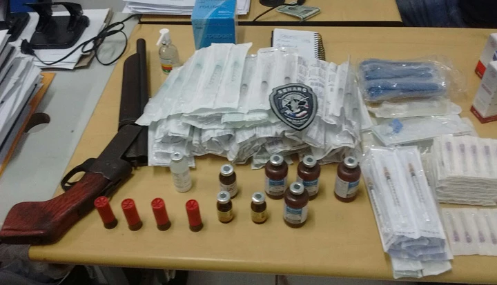 Foto: Divulgação / Na casa do suspeito, a polícia encontrou uma espingarda e vários medicamentos semelhantes a anabolizantes.
