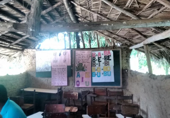 Escola funciona em casebre de barro e palha. Foto: Divulgação/JAP.