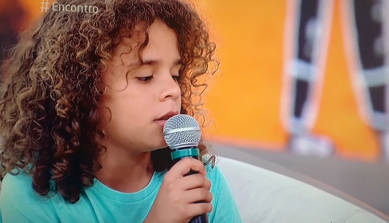 O menino Taylan no Encontro com Fátima Bernardes.