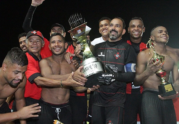 Jogadores do Moto Club festejam: com o empate diante do Maranhão Atlético, o Papão conquistou o primeiro turno do Campeonato Maranhense. (Foto: De Jesus / O Estado)
