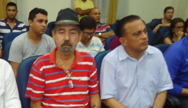 Jornalista Connor Farias ao lado de colega José Filho, durante reunião recente da Associação de Imprensa da Região Tocantina(Airt).