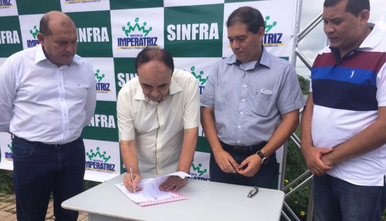 Segundo o prefeito, sistema de iluminação oferecerá mais economia ao município.