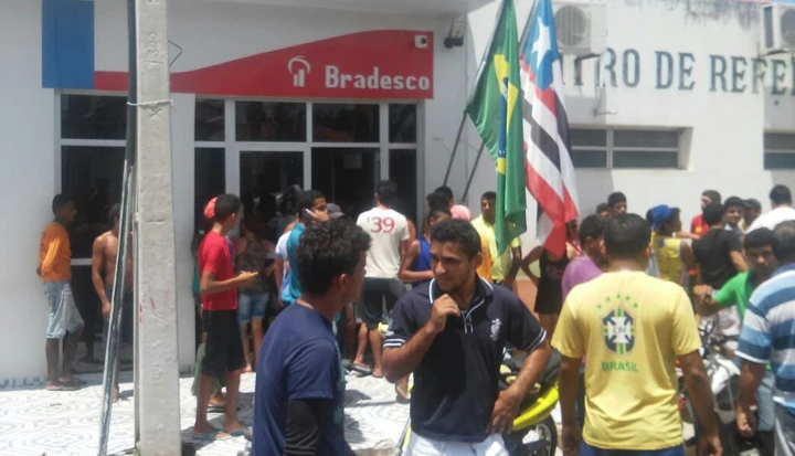 Segundo informações de populares, os criminosos chegaram ao banco fortemente armados e fizeram o assalto. / Foto: Divulgação