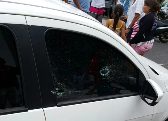 O segurança do Bradesco ainda trocou tiros com os criminosos. Um carro que estava em frente à agência foi atingido por disparos. / Foto: Divulgação