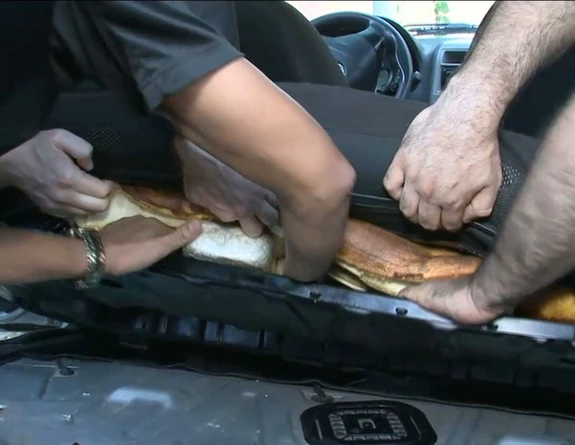 ITAPECURU-MIRIM – Foram apreendidos 33 kg de crack na manhã desta quinta-feira (28), no povoado São Francisco, em Itaperucu-Mirim. A droga estava escondida no porta-malas de um veículo Pálio. A apreensão realizada após a equipe da Superintendência Estadual de Repressão ao Narcotráfico (Senarc) receber a informação de que chegaria à capital uma grande quantidade de drogas. Foto: Reprodução/TV Mirante.