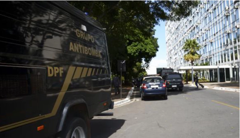 Esquadrão antibomba no Ministério da Agricultura. Funcionários foram evacuados do edifício, após uma ameaça de bomba que se revelou falsa.