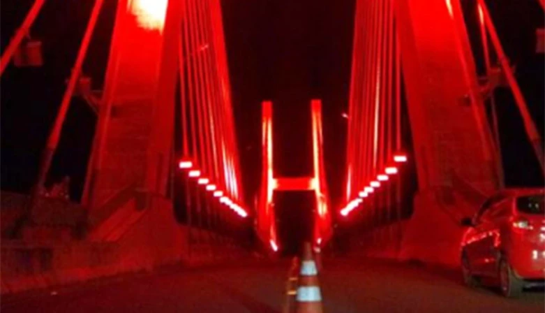 Ponte Dom Affonso Gregory ganha iluminação artística que muda de cor conforme a ocasião.
