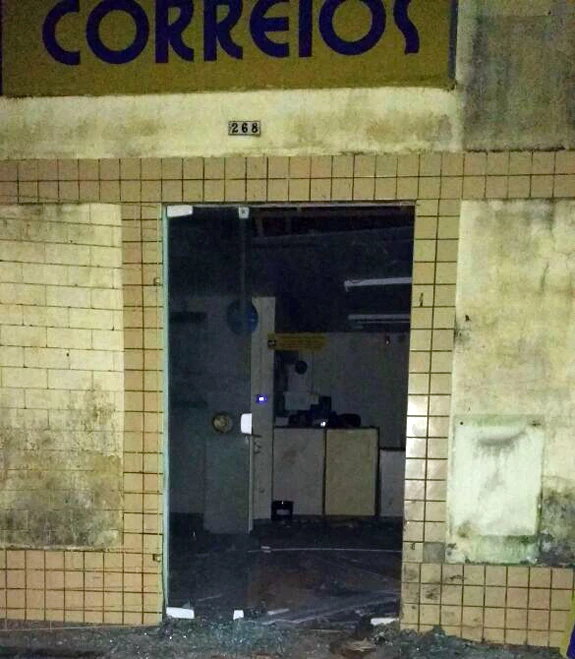 A porta da agência ficou cheia de estilhaços de vidro. Foto: Jean Louzeiro Rosa/WhatsApp (99209-2383).