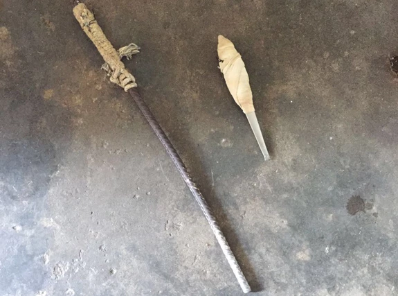 Os policiais encontraram chuços na cela. Foto: Divulgação.