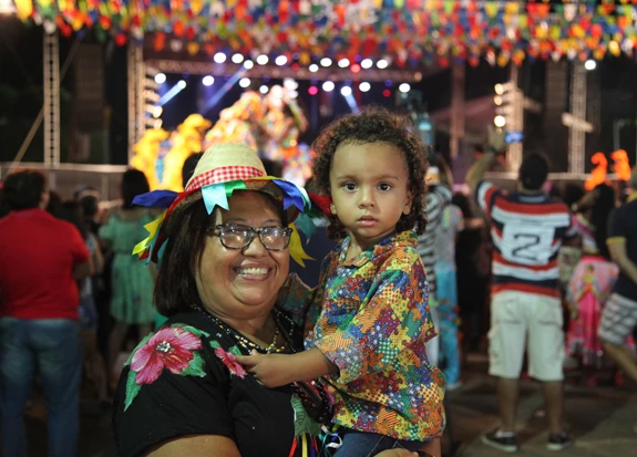 Vó e neto curtem a festa no Espaço Reserva do Shopping da Ilha. (Foto: Ingrid García / Imirante)
