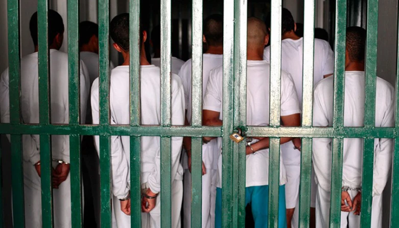 O tema é polêmico e a Comissão de Justiça rejeitou, dois anos atrás, proposta para penalização de menores de 18 anos e maiores de 16 anos pela prática de crimes graves.