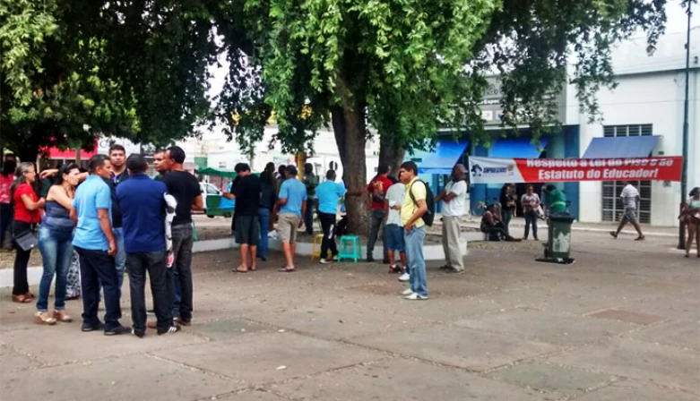 Professores do Estado participaram de um ato na Praça de Fátima, na manhã de hoje (12).