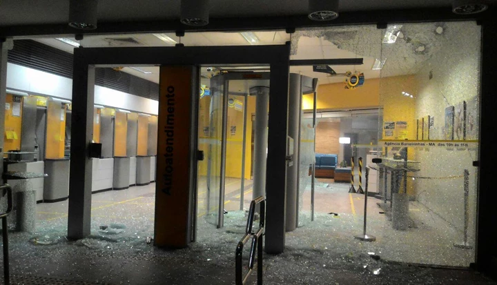 Agência destruída na cidade de Barreirinhas. Foto: Internauta / Via WhatsApp – 99209-2383