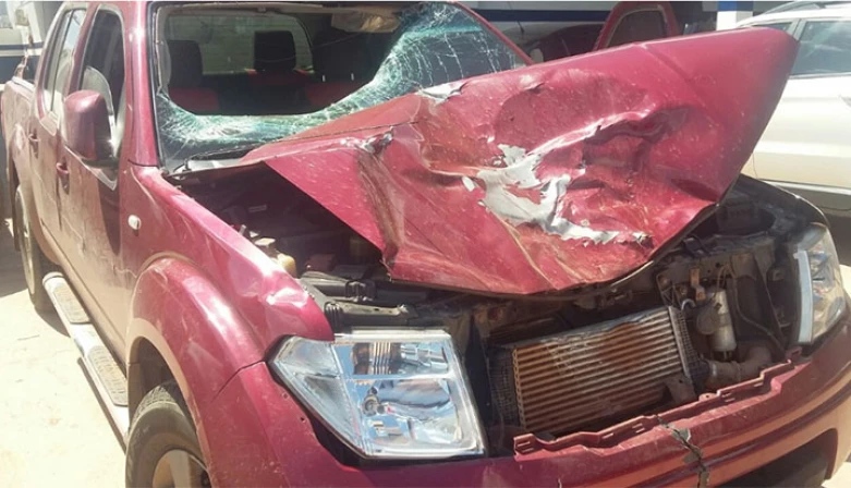 Carro que era dirigido pelo padre ficou com frente parcialmente destruída.