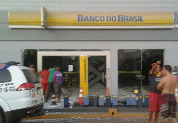 A porta do banco foi quebrada. Foto: Divulgação/WhastaApp (99209-2383).