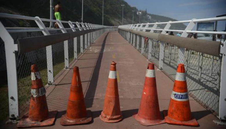 A ciclovia acompanha o Elevado do Joá.
