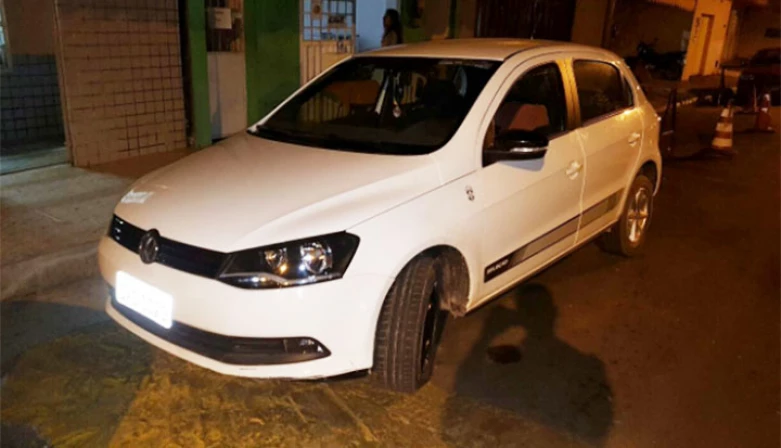 Carro foi encontrado abandonado e assaltantes fugiram com a chegada da PM.