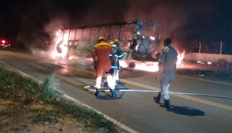 Ônibus foi incendiado por cinco marginais na noite desta quinta-feira (29. no Povoado Bom Jesus.