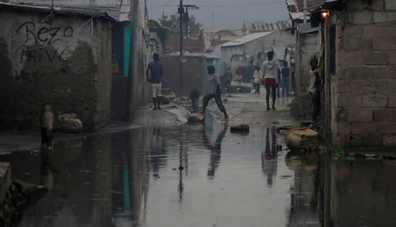 Haitianos tentam reconstruir o país após a passagem do Furacão Matthew.