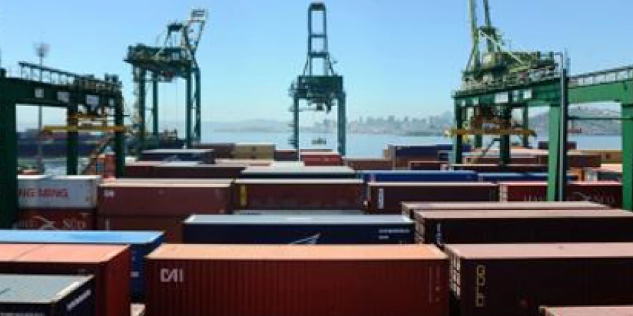 Muitos dos produtos importados chegam ao país por meio de navios