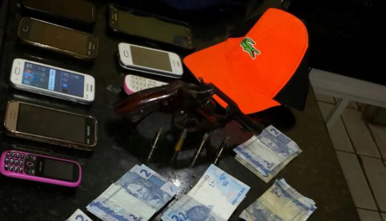 Entre apreensões, um arma de fogo e uma quantia em dinheiro.