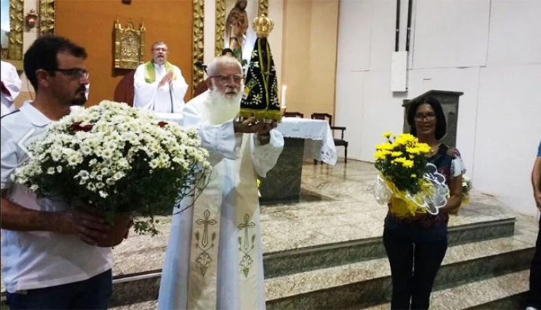 Frade recebe a imagem de Nossa Senhora Aparecida, na igreja de São Francisco.
