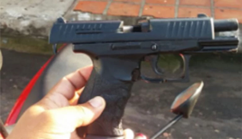 Réplica de pistola foi apreendia com dupla.