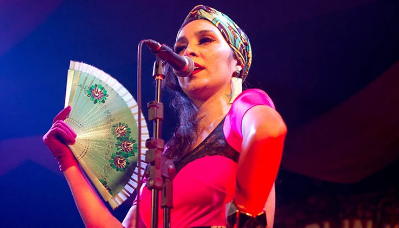 A cantora Luciana Simões.