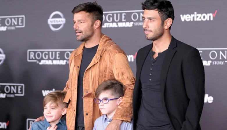 Ricky Martin ao lado dos filhos e do namorado.