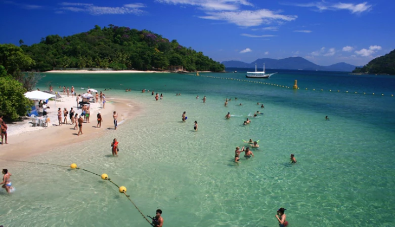 Sofisticação de Angra dos Reis e glamour das praias estão na wishlist da publicação.