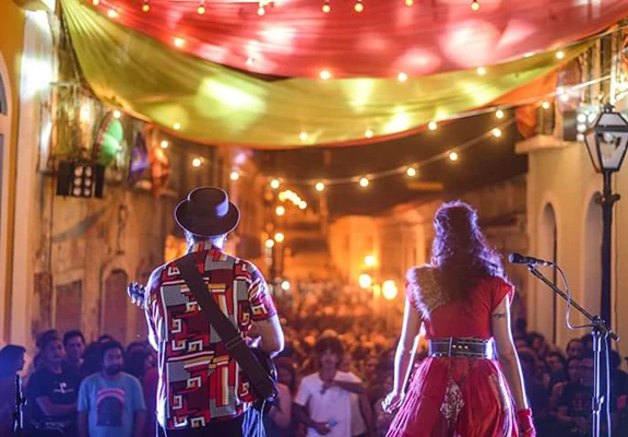 Alê Muniz e Luciana Simões durante o show de lançamento de Radiola em Transe. Foto: Reprodução/Laila Razzo.