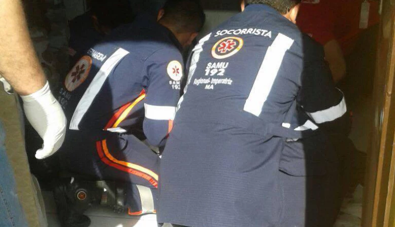 Samu fazendo atendimento no local do crime.