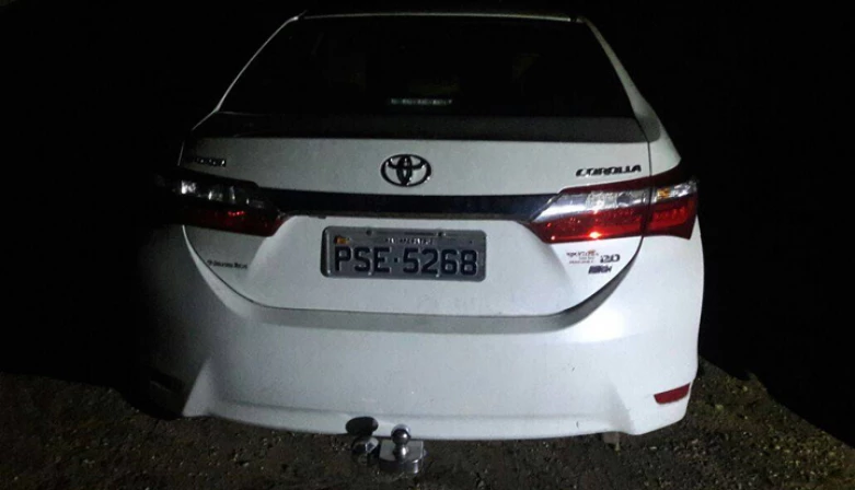 O veículo modelo corola, de cor branca, foi encontrado e apreendido pela polícia.