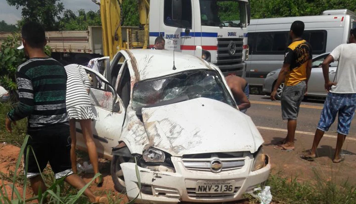 Mulher morreu após carro colidir com caminhão./Foto: Divulgação