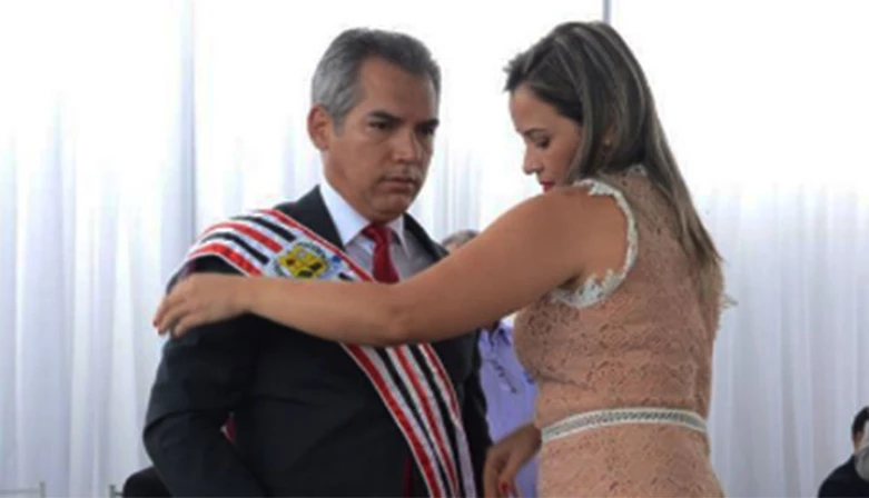 A primeira-dama, Janaína Pimentel colocou a faixa de prefeito em Edilomar Miranda, que vai para o segundo mandato.