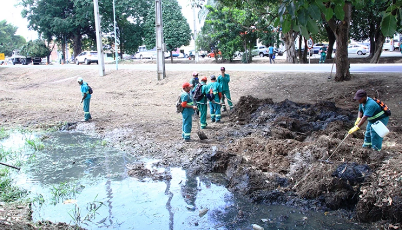 Trabalhadores da Sinfra realizando a limpeza dos canteiros da BR-010.