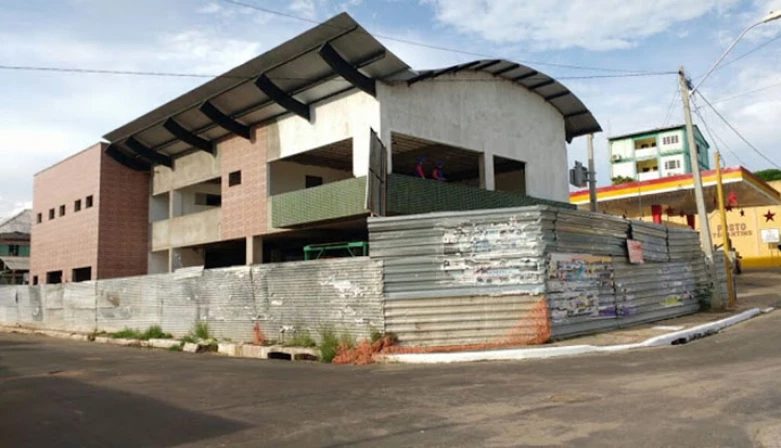 As obras estão atrasadas a cerca de 10 anos.