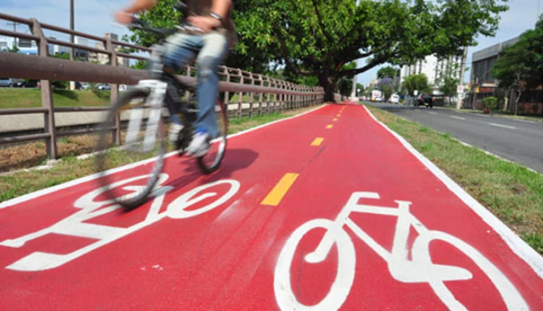 O projeto original triplicava a multa aplicada ao motorista que estacionasse o veículo sobre ciclovias e ciclofaixas.