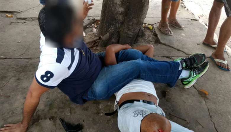 Após luta corporal, homem consegue imobilizar o suspeito Jean Aberto da Silva até a chegada da PM.