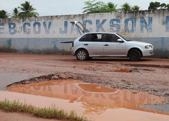 Carros precisam passar pela calçada para se livrarem dos buracos. Foto: Ingrid García / Imirante.com