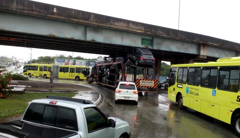Carreta usada para transporte de veículos menores ficou travada ao tentar passar por baixo do viaduto