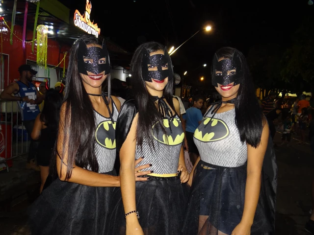 Trio aposta em fantasia de batgirl. (Foto: Angra Nascimento/ Imirante Imperatriz)