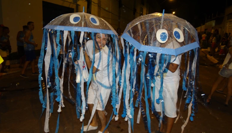 Até a água foi tema de fantasia na terceira noite de Carnaval.