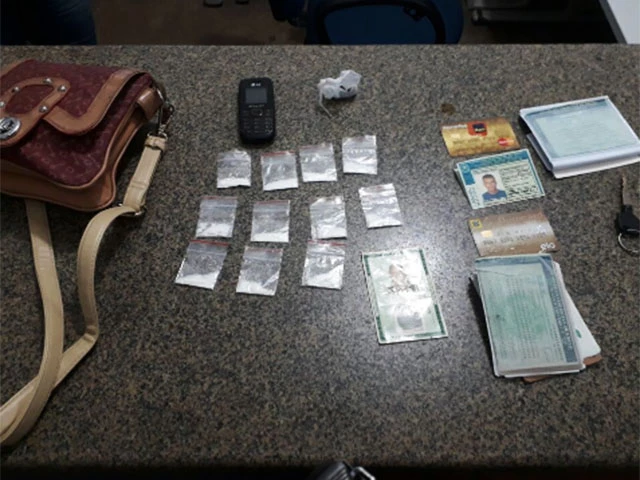 A droga foi apreendida com Patrícia Ferreira, em Bliz, no Centro. (Foto: Divulgação/ 3º BPM)