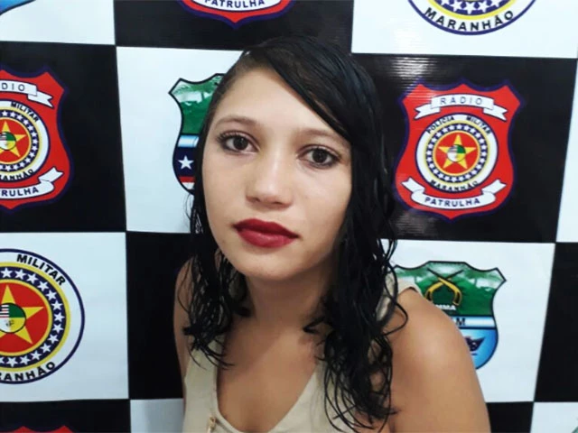 A jovem Patrícia Ferreira confessou ser usuária, mas negou ter colocado a droga em sua bolsa. (Foto: Divulgação/ 3º BPM)